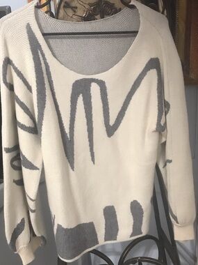 Abstract-Print Crewneck Sweater in Cream & Gray